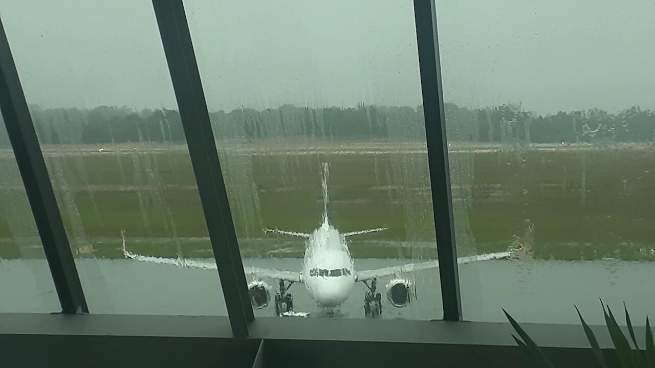 Airbus A320 PR-TYM taxia e decola de Manaus para Guarulhos