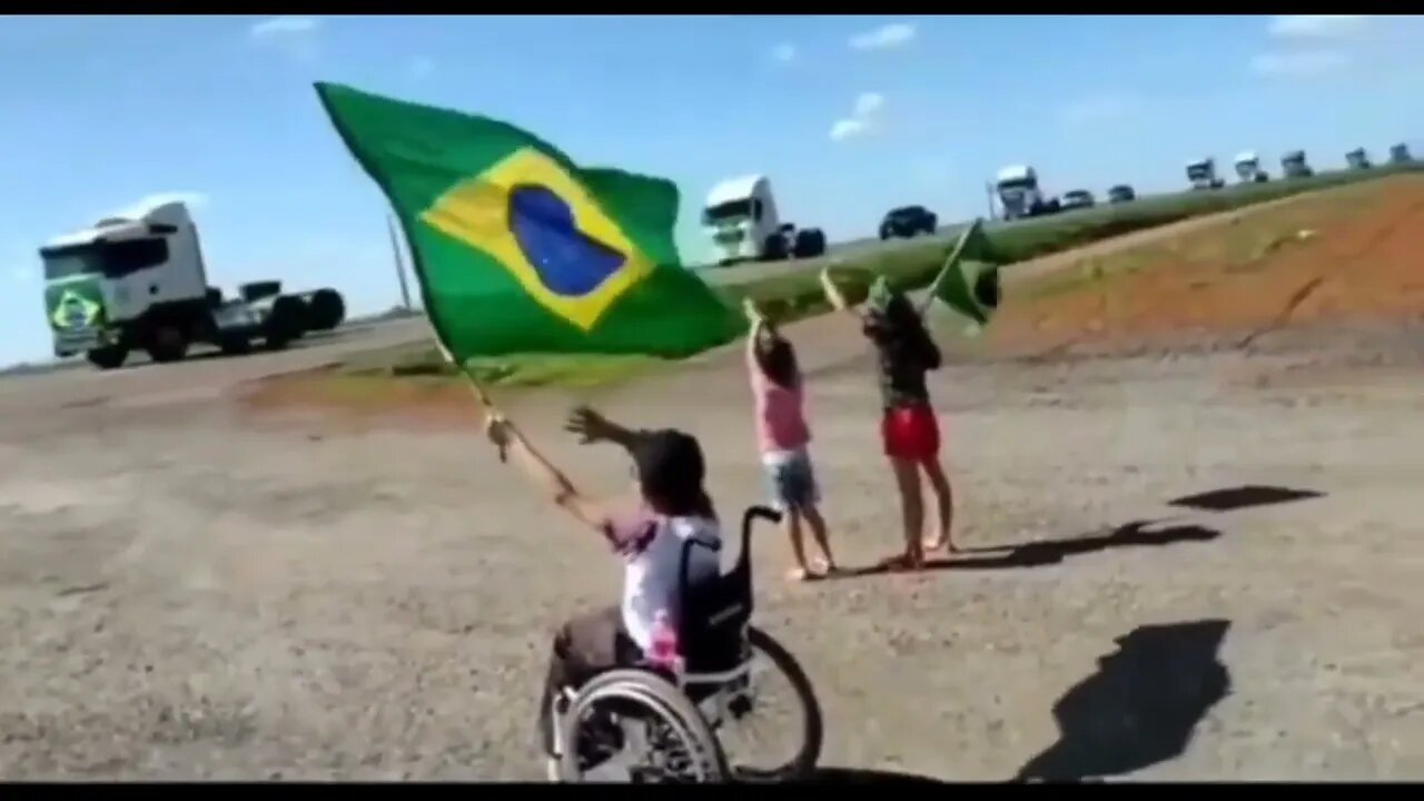 Cadeirante acena para caminhoneiros em apoio às manifestações que ocorrem em todo país