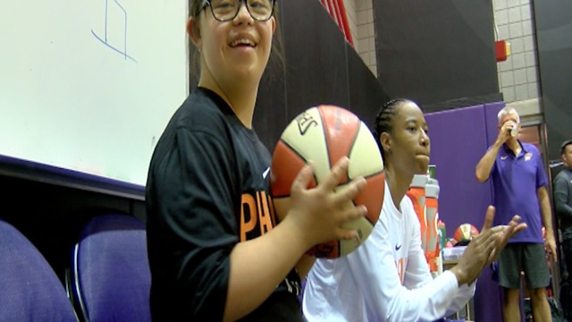 WOW! Phoenix Mercury invite HS basketball manager with down syndrome to be their manager for a day - ABC15 Digital