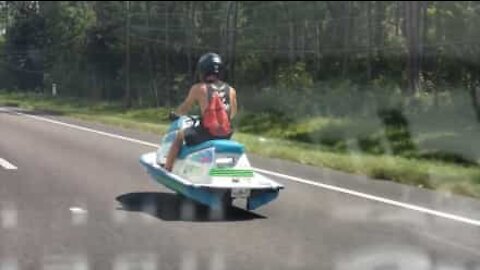 Hai mai visto una moto d'acqua usata su strada?