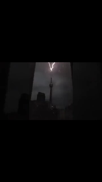 CANADA 🇨🇦 Lightning just struck Toronto's CN Tower.