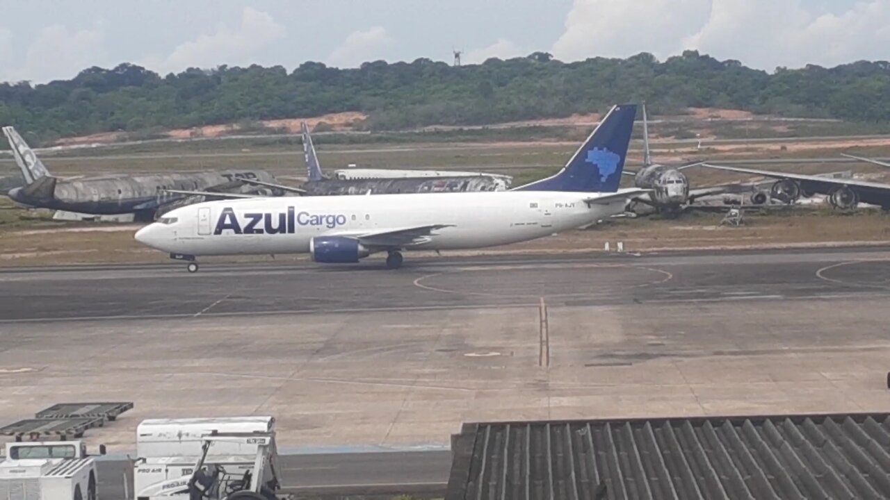 Boeing 737-400ERF PR-AJY pousa em Manaus vindo de Campinas