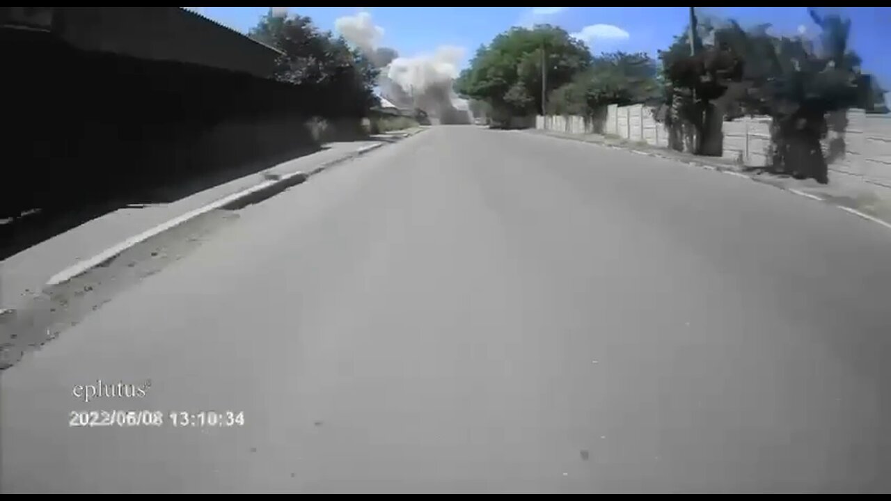 Artillery shelling caught on dash cam of a local resident of Makiyivka