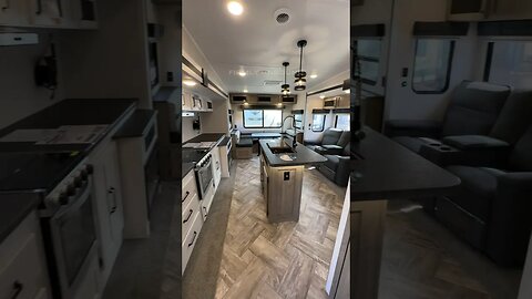 Esta RV tiene un gran espacio y un precio pequeño | 2023 Puma 315BHTS de Palomino #español