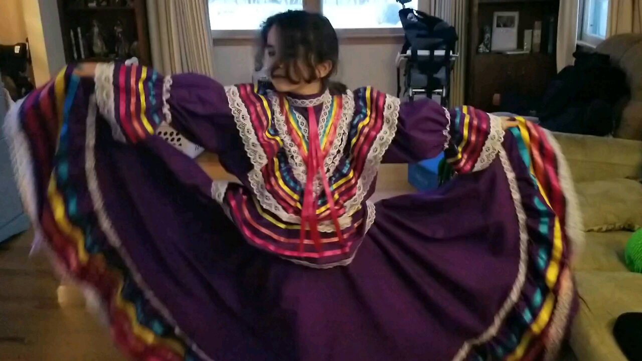 Mi niña bailando Jarabe Tapatío