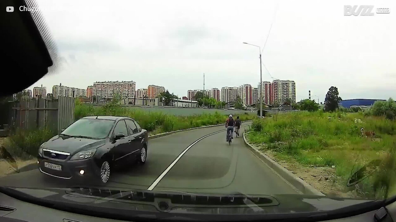 Queda dupla de bicicleta é flagrada por câmera de bordo