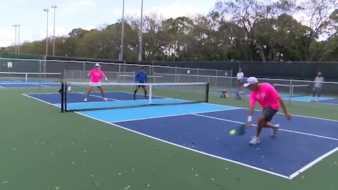 How do you play pickleball?