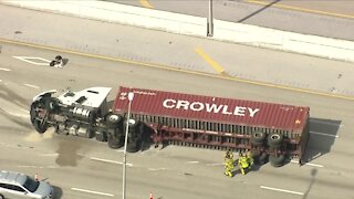 Tractor-trailer rollover causes delays in I-95 in West Palm Beach