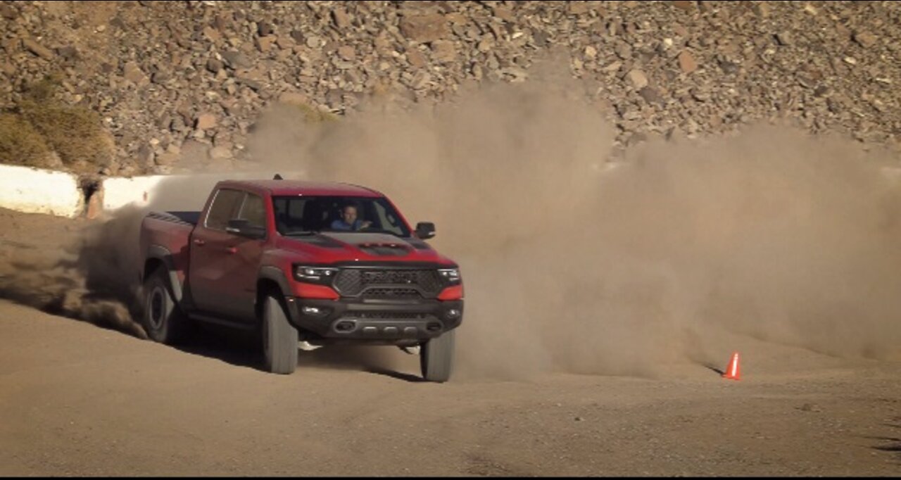 Mais da Ram 1500 TRX acelerando na pista off road