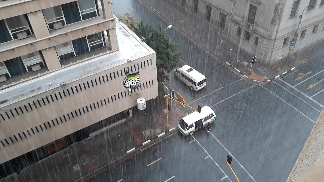 SOUTH AFRICA - Johannesburg - Heavy rain in CBD (video) (3fF)