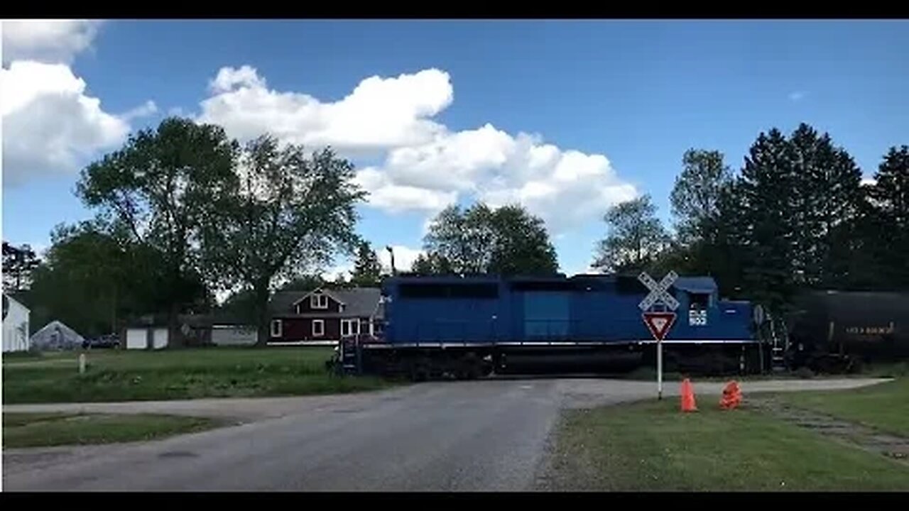 This Old SD40-2 (ELS 502) Is Pulling Hard On This Freight Train! | Jason Asselin