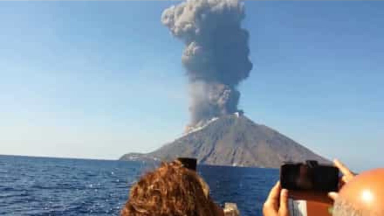 L'éruption du Stromboli filmée depuis un bateau