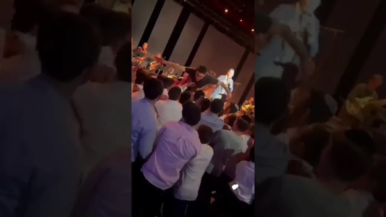 Ben Shapiro jumps into crowd at a Yaakov Shwekey concert