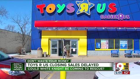 Toys R Us delays liquidation sale