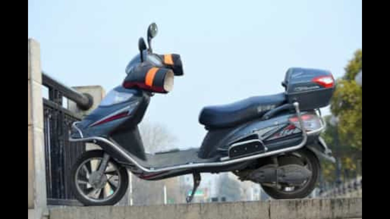 Ce scooter s'écrase dans cet atelier de réparation