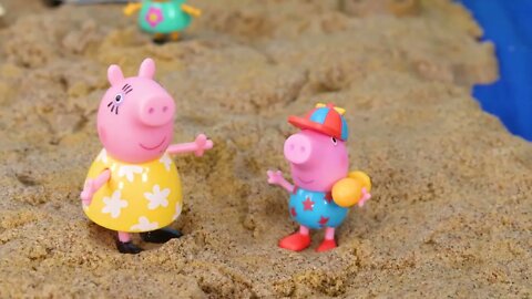 Peppa Pig at the Beach finds DINOSAUR Fossils Toy Learning Video for Kids!