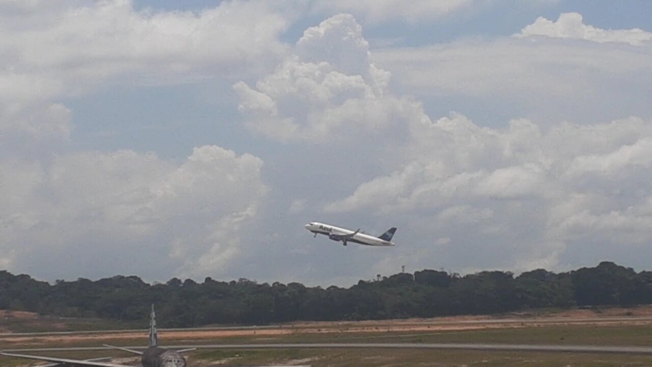 Airbus A320NEO PR-YYD decola de Manaus para Recife