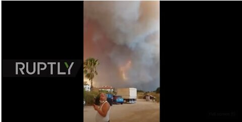 Turkey: Clouds of smoke from wildfire turn sky orange in Manavgat