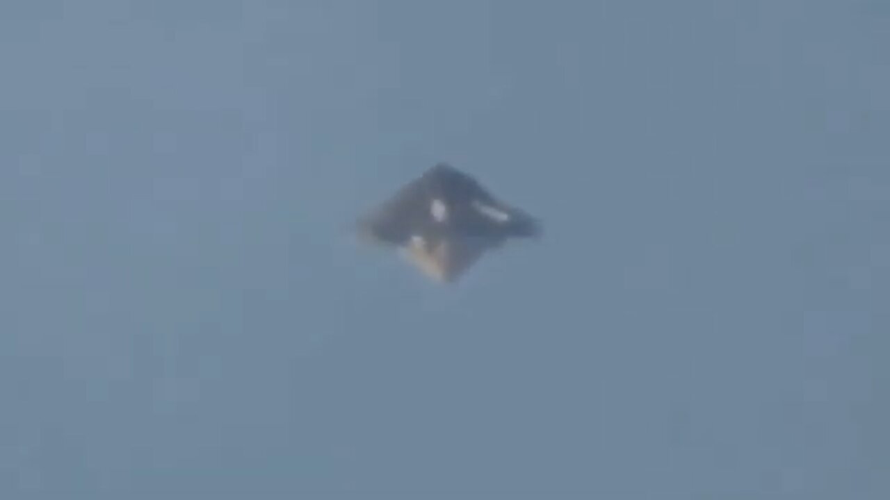 Sighting of a diamond-shaped UFO in the bright sky [Space]