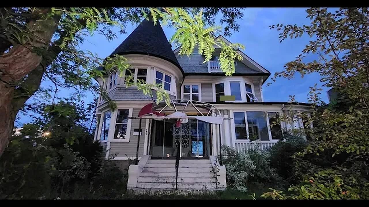 Exploring Creepy Abandoned Squatter's Drug House Alone at Night