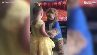 Une fillette rejoue Disney avec son chien