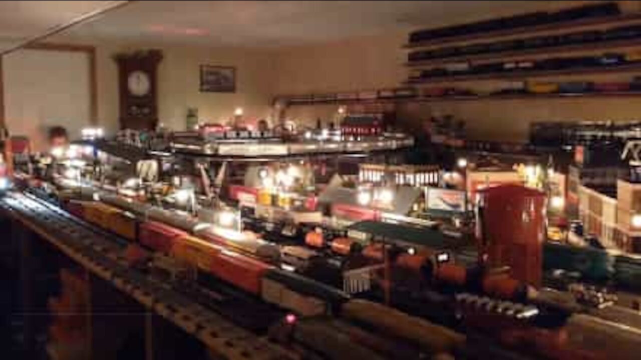 Un train traverse un village miniature vieux de 25 ans