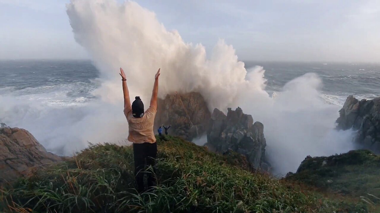 People decided to shoot the storm while standing on the edge of a cliff