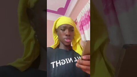 How girls are fake 😂 #emanshorts