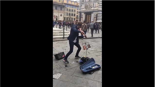 Street artist dazzles spectators with epic violin performance