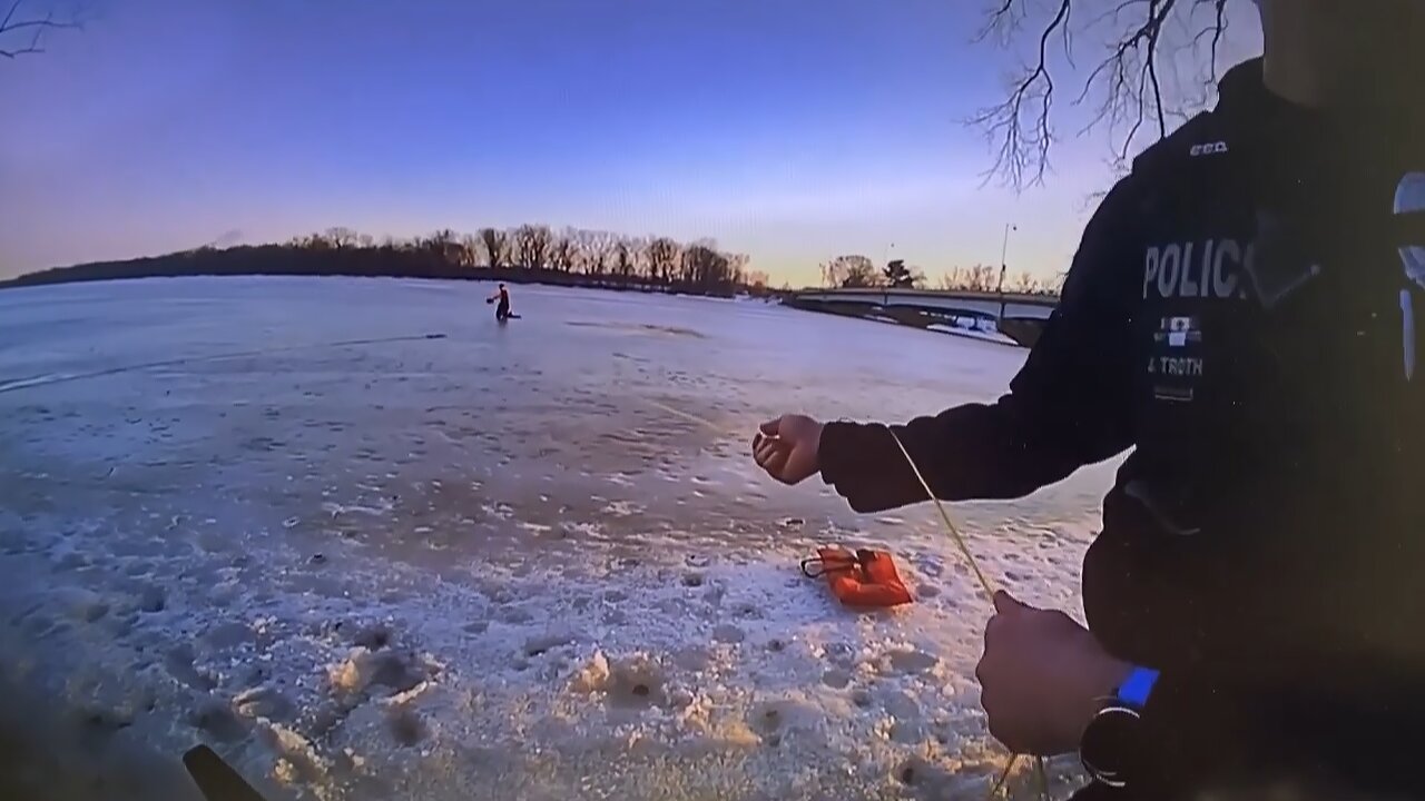 Police rescue two children from frozen Wisconsin river