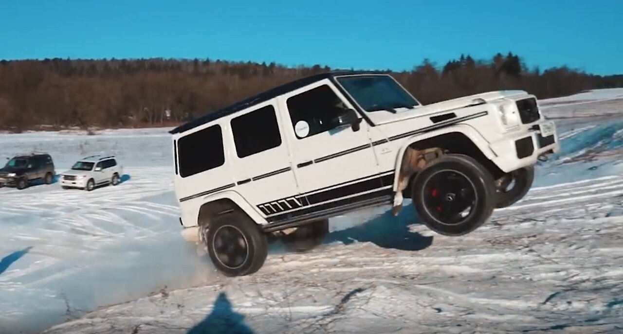 Drunk Driver On Mercedes Benz G-Class AMG Going Mad