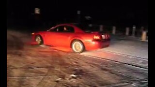 Shorts Snow Drifting 2001 Mustang GT 12-16-2006