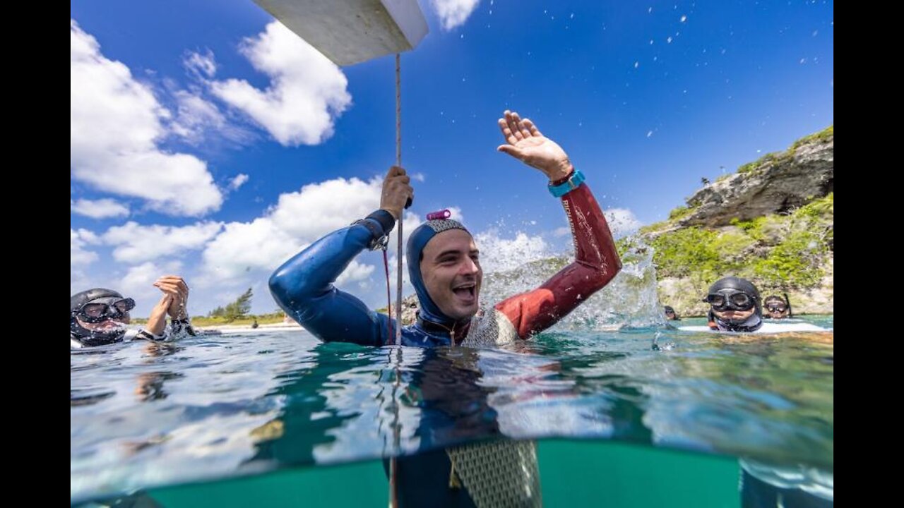 Breaks World record of diving 120 m deep using bifin, french Arnaud Jerald