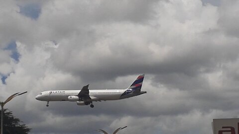 Airbus A321 PT-MXF na aproximação final antes de pousar em Manaus vindo de Brasília