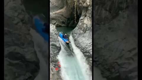 Amazing! stunt descent of a canoe #shorts