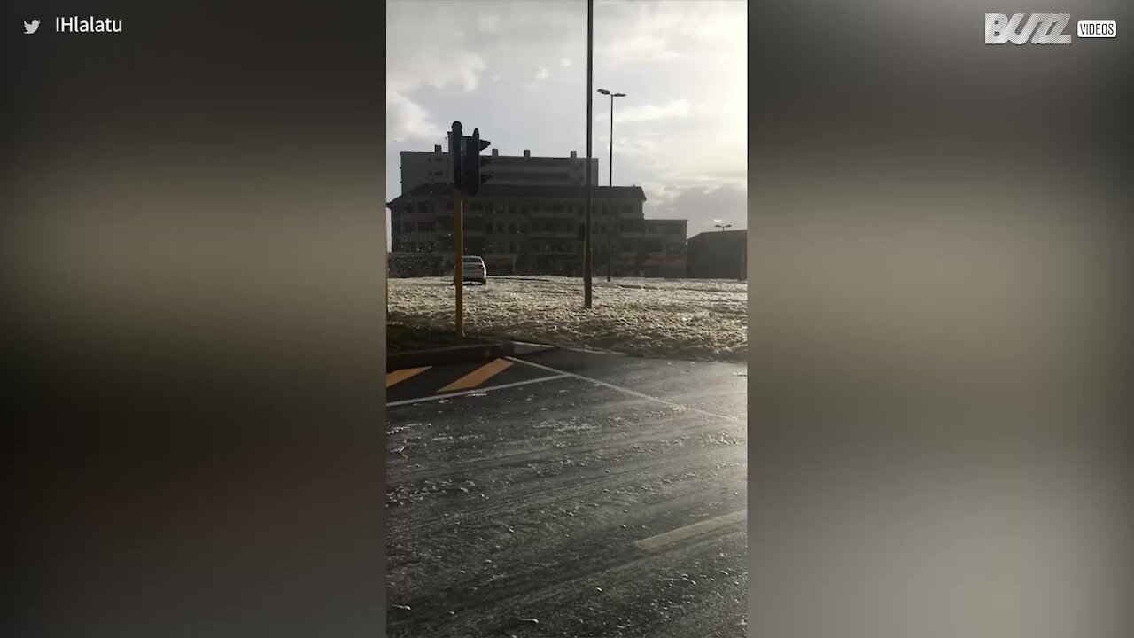 Tempestade deixa as ruas da Cidade do Cabo cheias de espuma