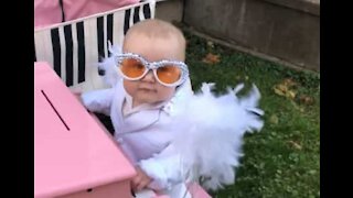 Cette petite Miss Elton John est à croquer