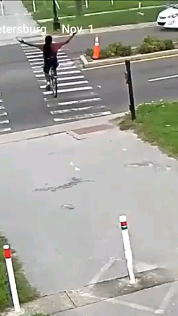 FAFO: Idiot thinks throwing his hands up will get the cars to stop.