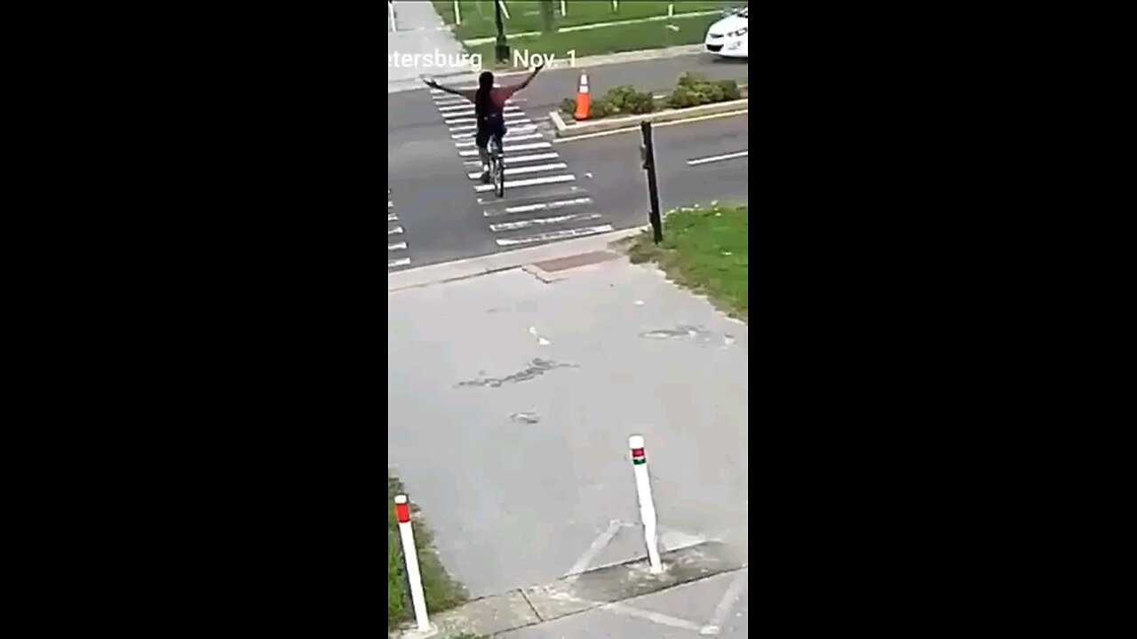 FAFO: Idiot thinks throwing his hands up will get the cars to stop.