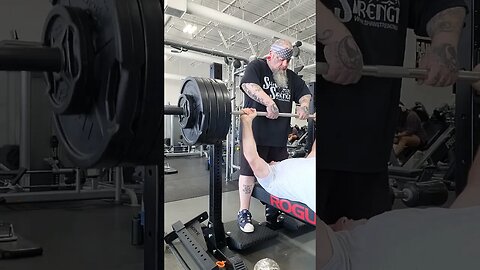 425lbs raw bench, Crazy 🤪 old man