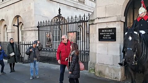 Disrespectful tourist laughing and touching the kings guard #thekingsguard