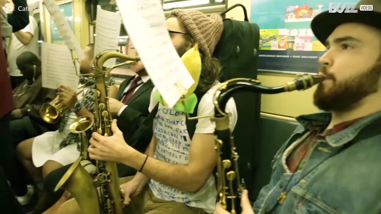 Un groupe joue "Somebody To Love" de Queen dans le métro de New York