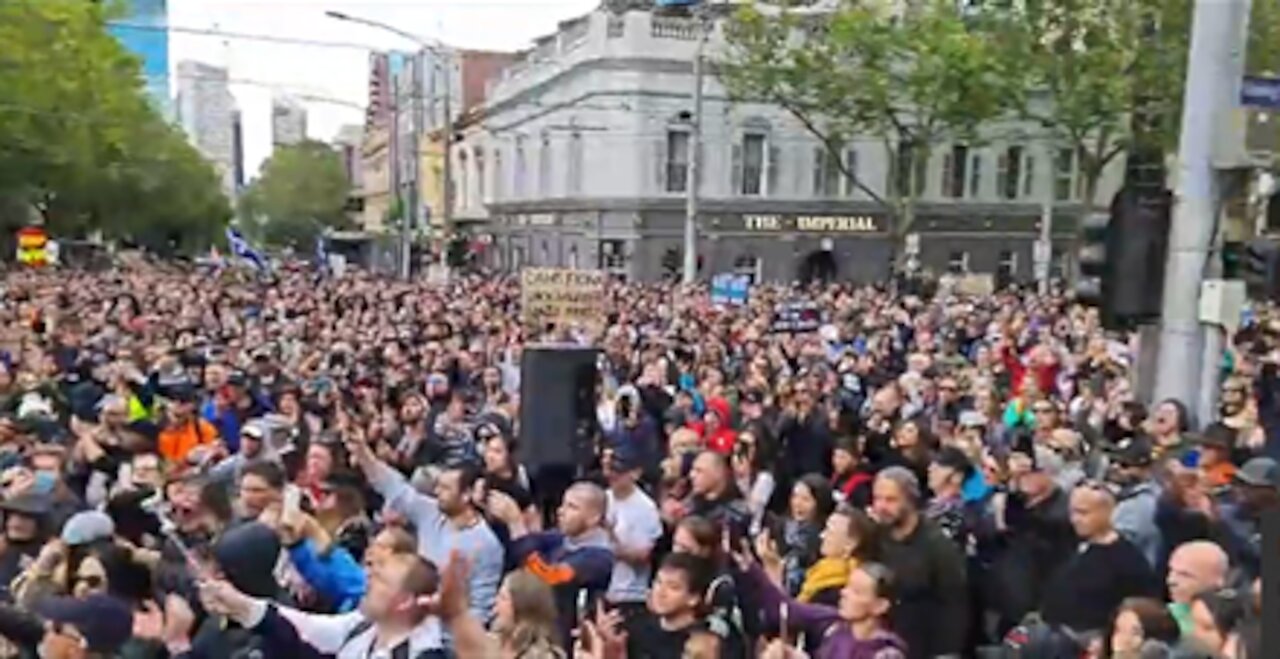 POWERFUL AND HEART-WARMING SCENES OUT OF MELBOURNE TODAY 31/10/21, MAKING AUSSIES PROUD.
