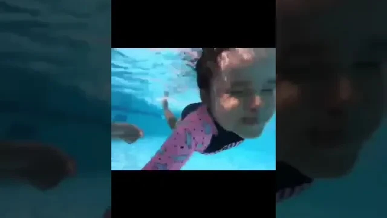 TOMEI UM CALDO GIGANTE DO MEU PAI #viral #infantil #piscina #criança #tiktok #mergulho #shorts