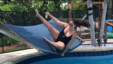 Cette femme s'installe mal sur son hamac et tombe à l'eau