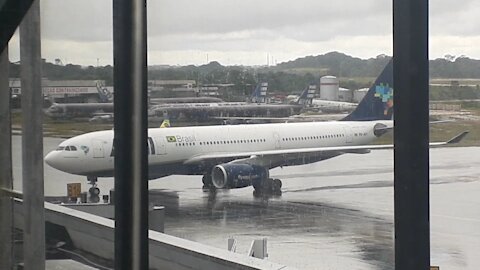 Airbus A330 PR-AIY pousa em Manaus vindo de Campinas em meio à chuva