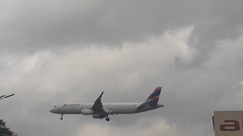 Airbus A321 PT-MXM na aproximação final antes de pousar em Manaus vindo de Guarulhos