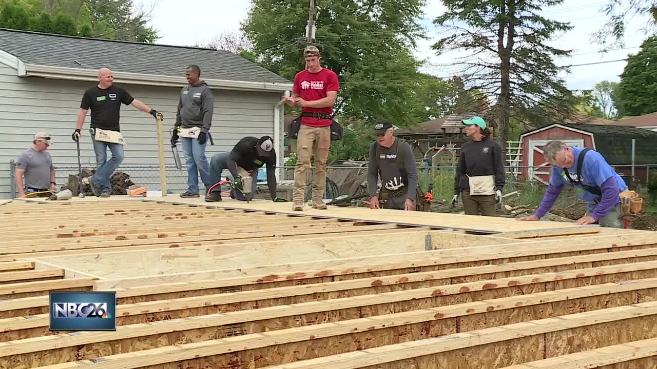 Police help Habitat for Humanity build a home