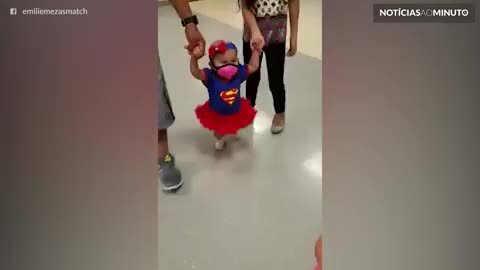 Em última sessão de quimioterapia, garotinha recebe adeus emocionante do hospital