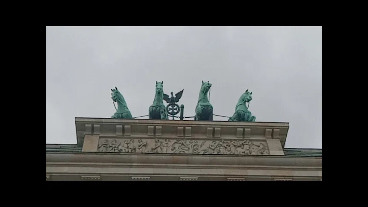 ab 1:09 h Barmherzigkeitsrosenkranz am Brandenburger Tor